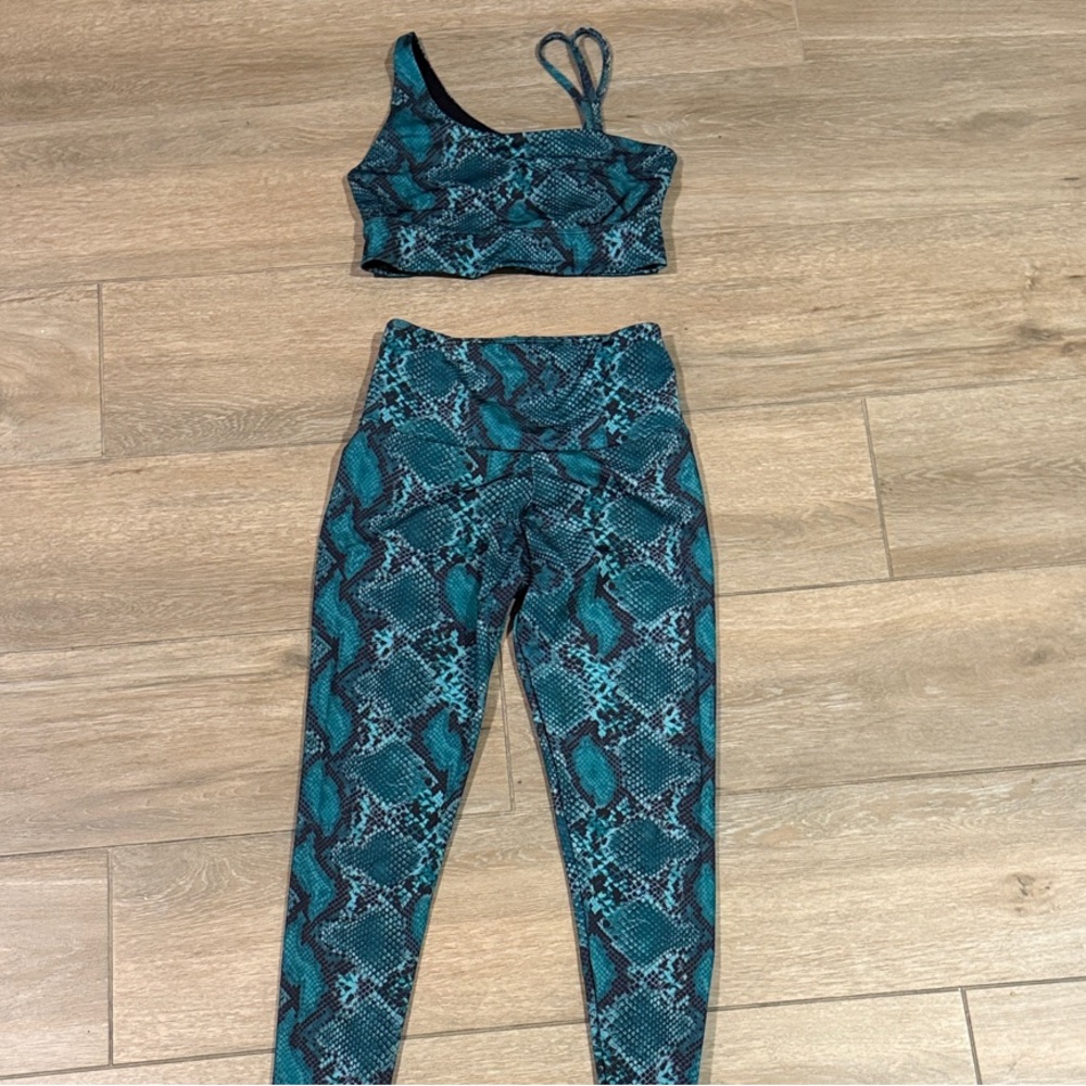 Onzie Teal and Black Snakeskin Activewear